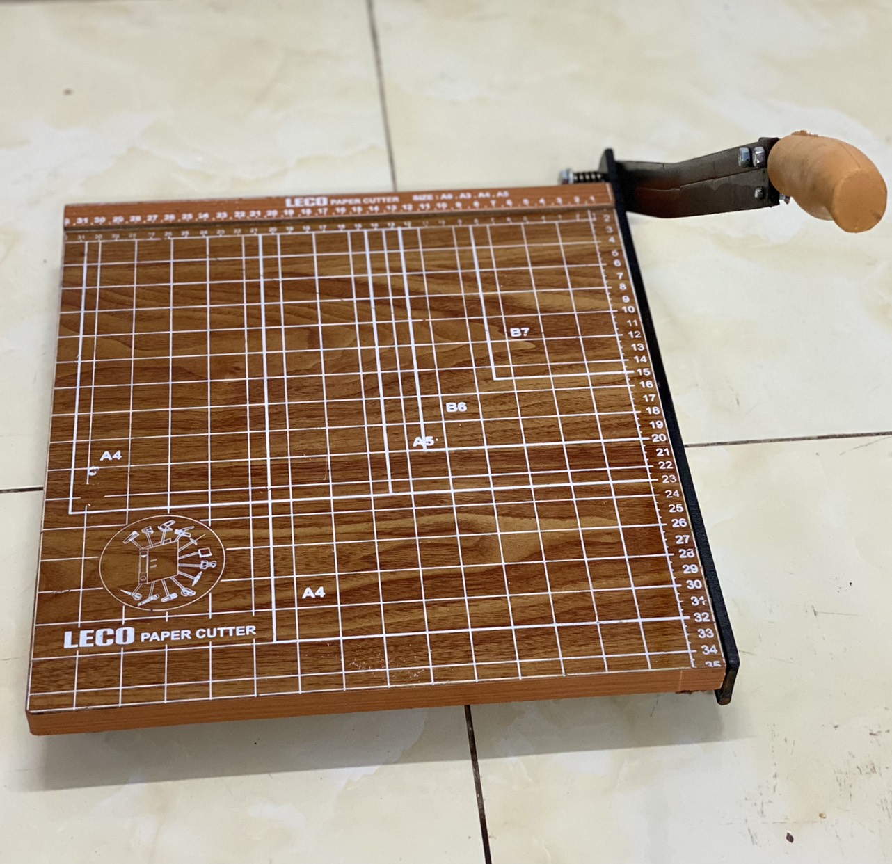 bàn cắt giấy a4